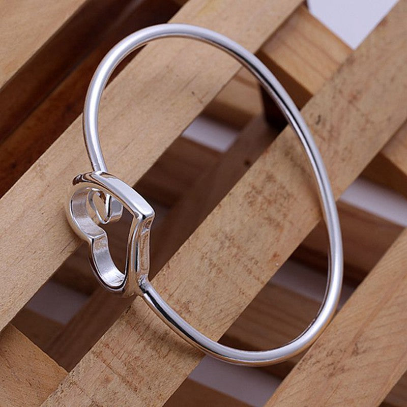 Lovely 925 Sterling Silver Bangle